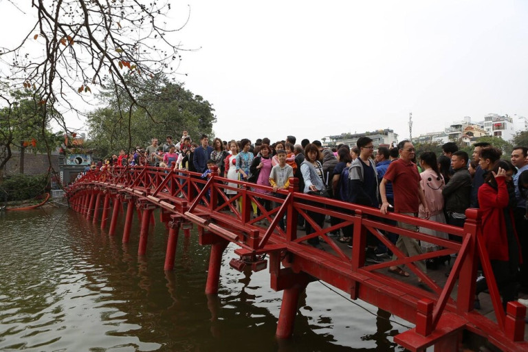 Hình 3. Áp lực tập trung du khách tại cầu Thê Húc - Đền Ngọc Sơn