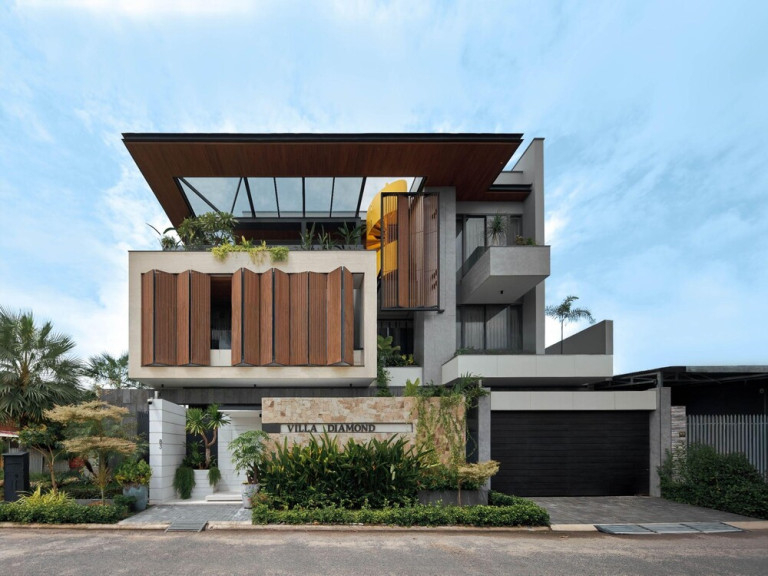 Toàn cảnh mặt tiền Diamond Villa sau khi hoàn thiện, với hệ mái đua rộng, các khối kiến trúc đan xen và cảnh quan nhiệt đới.