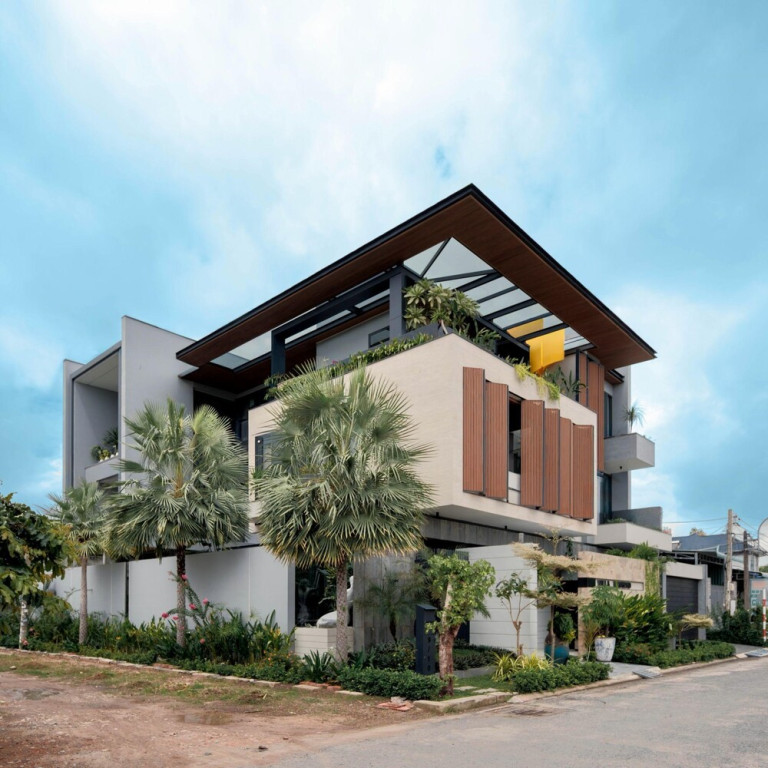 Góc nhìn từ khu đất góc cho thấy cách các khối kiến trúc, mái đua và cảnh quan được tổ chức theo nhiều lớp.