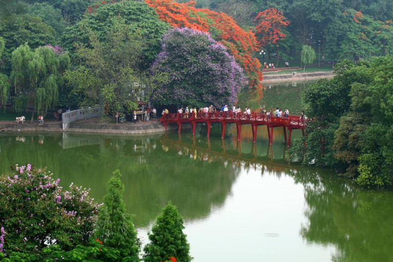 Cầu Thê Húc trong cảnh quan Hồ Gươm