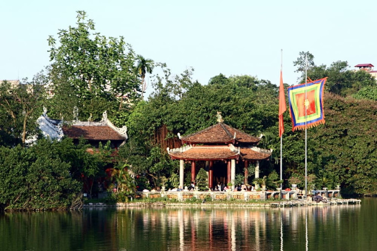 Trấn Ba Đình và đền Ngọc Sơn nhìn từ bờ Tây Hồ
