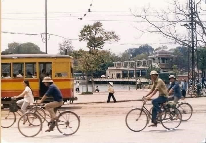 Hình 1. Hồ Gươm những năm 70 của thế kỷ XX (nguồn Internet)