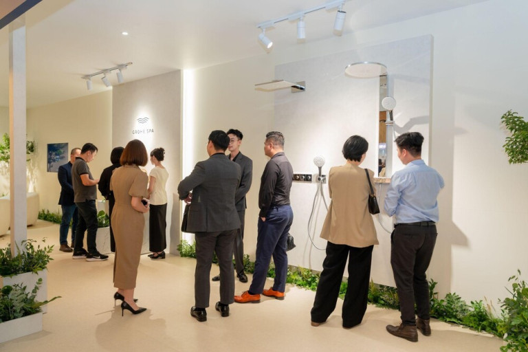 Khách hàng ghé thăm không gian của GROHE