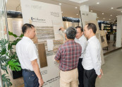 Mọi người cùng trao đổi tại khu trưng bày, nơi những chất liệu mới được giới thiệu trong không gian thực tế.