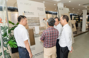 Mọi người cùng trao đổi tại khu trưng bày, nơi những chất liệu mới được giới thiệu trong không gian thực tế.