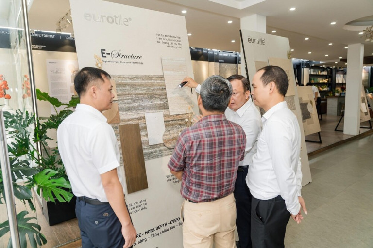 Mọi người cùng trao đổi tại khu trưng bày, nơi những chất liệu mới được giới thiệu trong không gian thực tế.