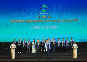 Đại diện Landco Corporation nhận biểu trưng THQG Việt Nam