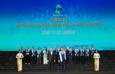 Đại diện Landco Corporation nhận biểu trưng THQG Việt Nam