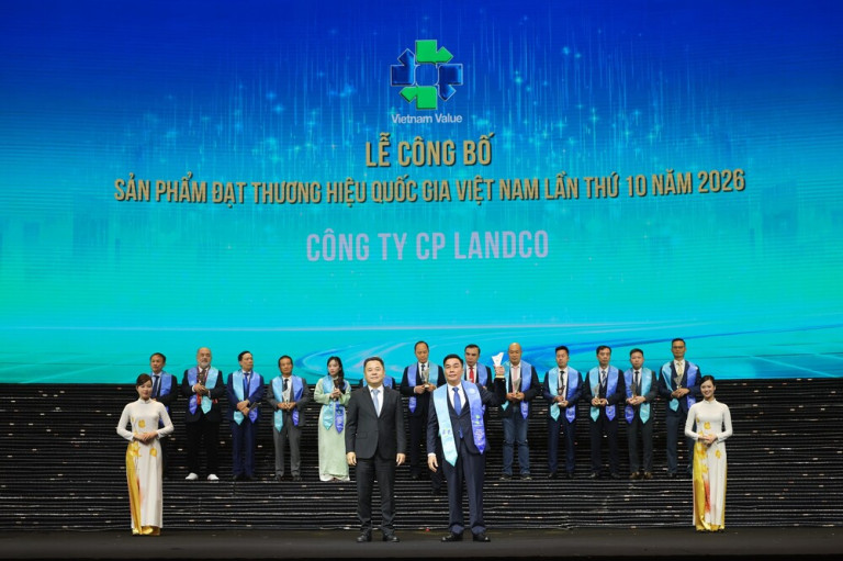 Đại diện Landco Corporation nhận biểu trưng THQG Việt Nam